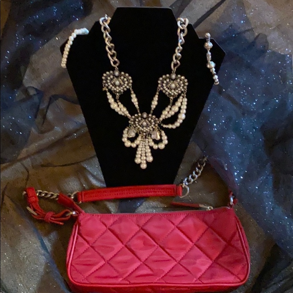 Purse, necklace, & 2 bracelets.